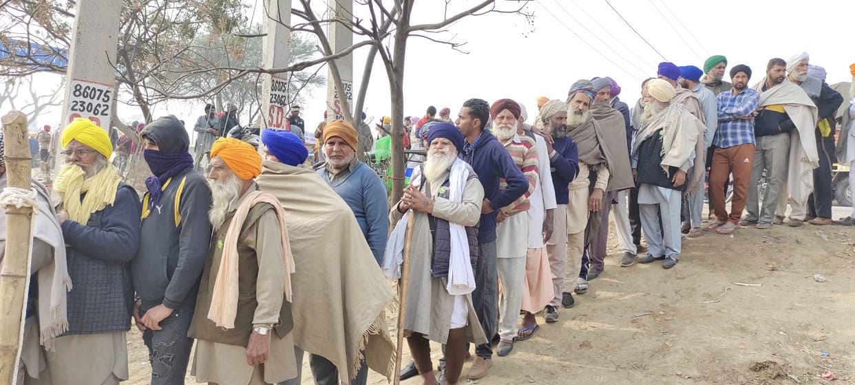 20 employees distribute goods to farmers throughout the day