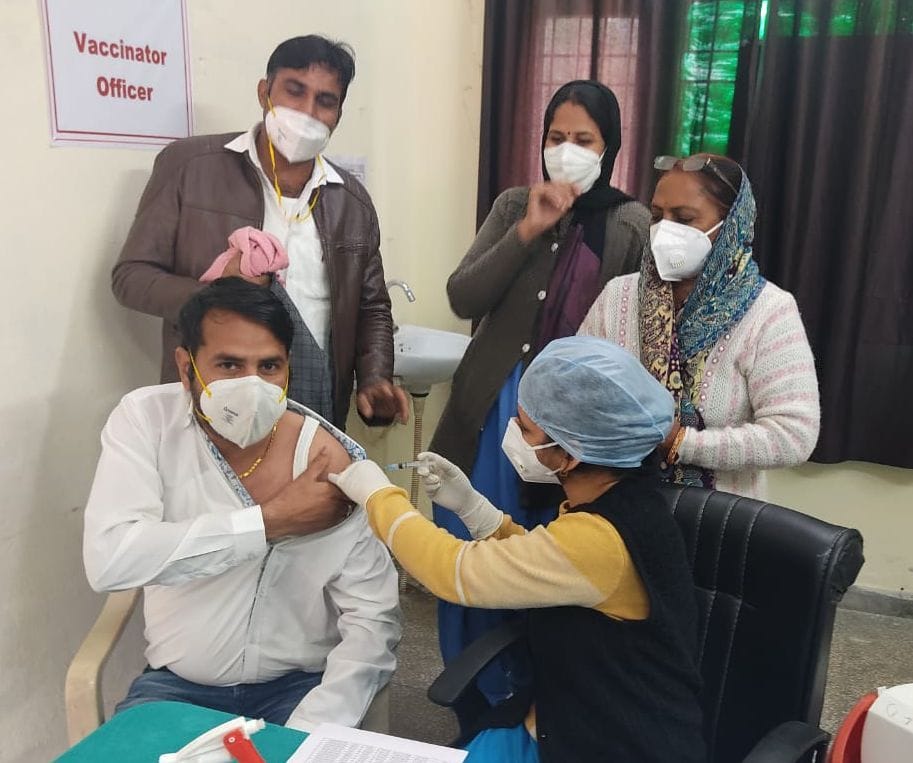750 employees will be vaccinated at eight centers in the district tomorrow