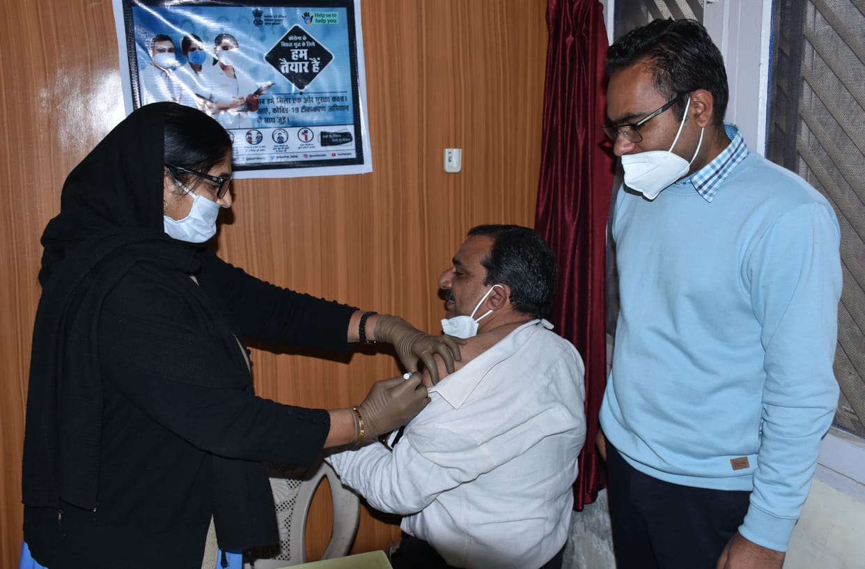 corona vaccination, 402 health workers, doctors