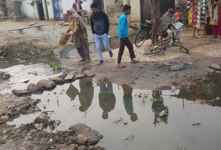 People of Harar Fatehpur who are living life in filth, waterlogging