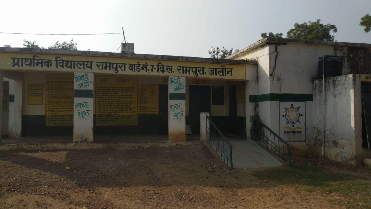 jarjer bhavan me chal rahe school