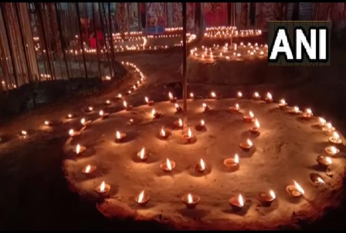 devotees Lamp donation on Sangam Tat At Magh mela