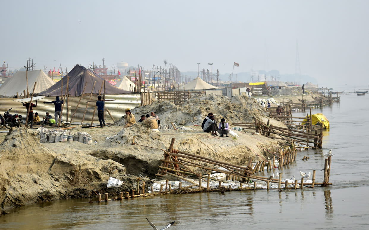 Land of priests inundated on Triveni Marg, crisis in dozens of camps