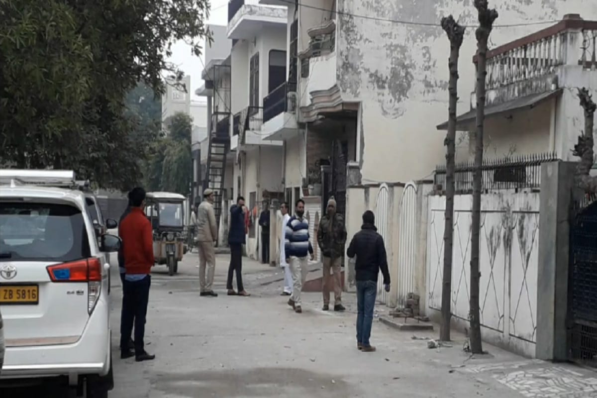 CBI team raid in house of former DSP OF CBI at Deoband of Saharanpur