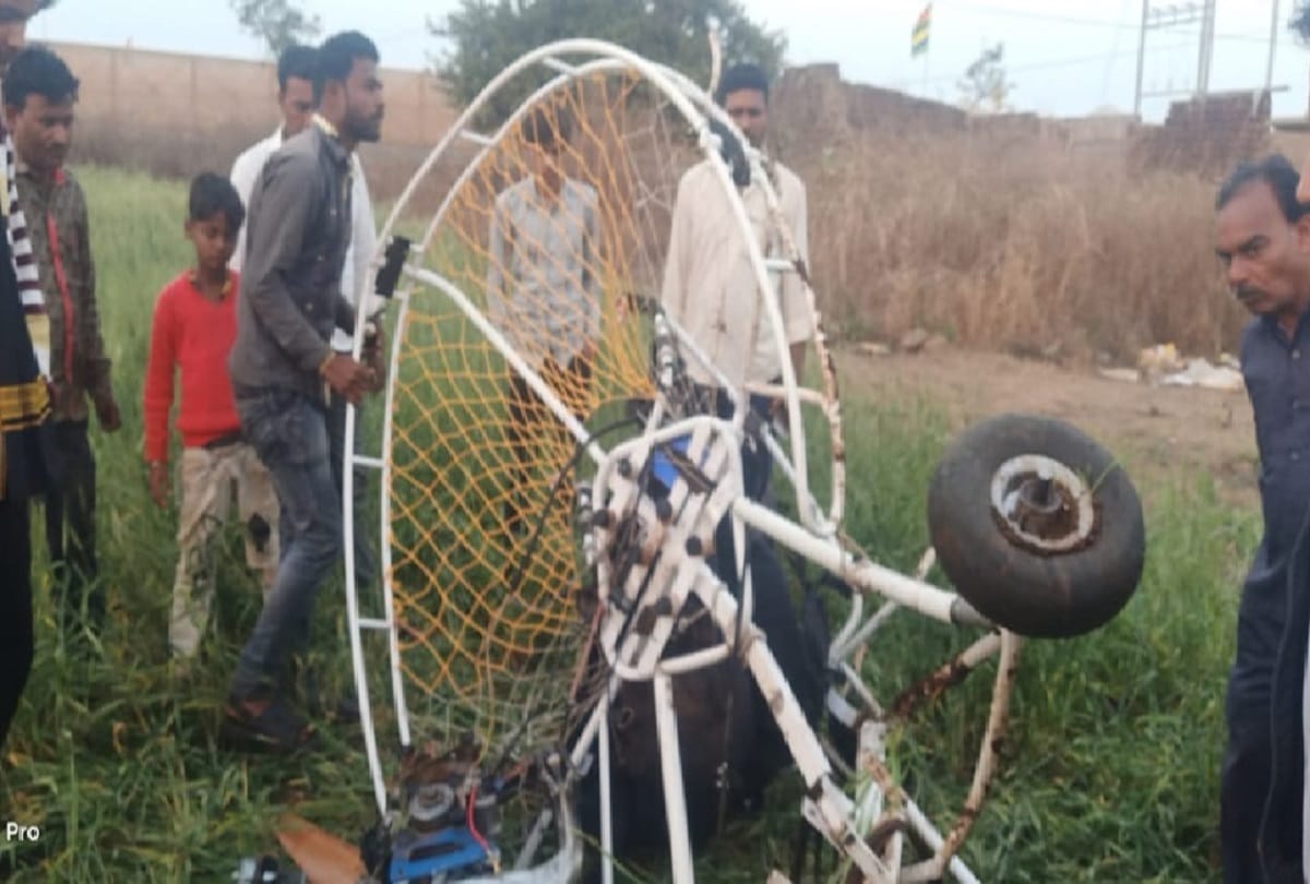 Paraglider crash in khandwa hanuwantiya jal mahotsav two youth lost their life