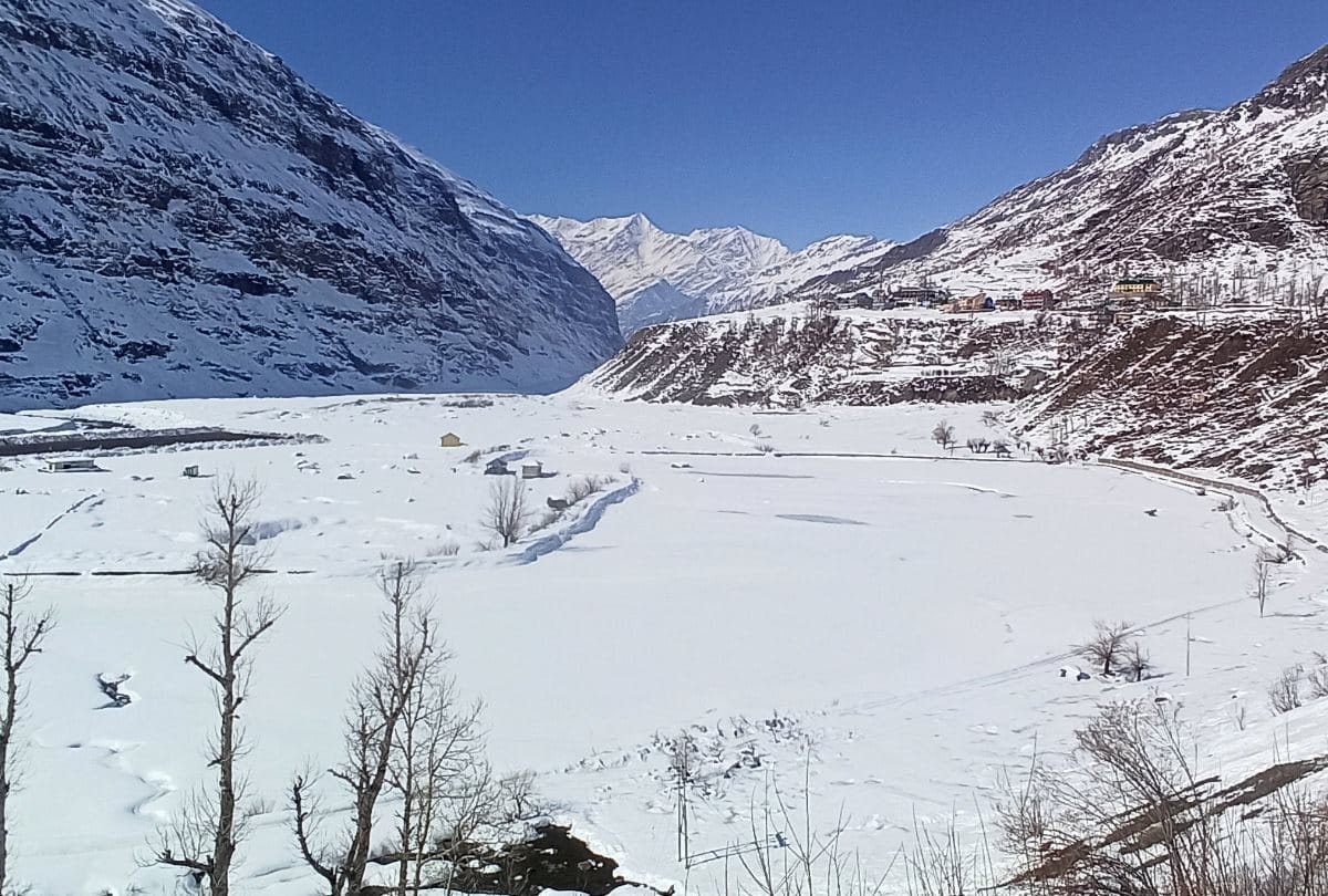 Rivers, lakes freeze as cold wave in Himachal Pradesh