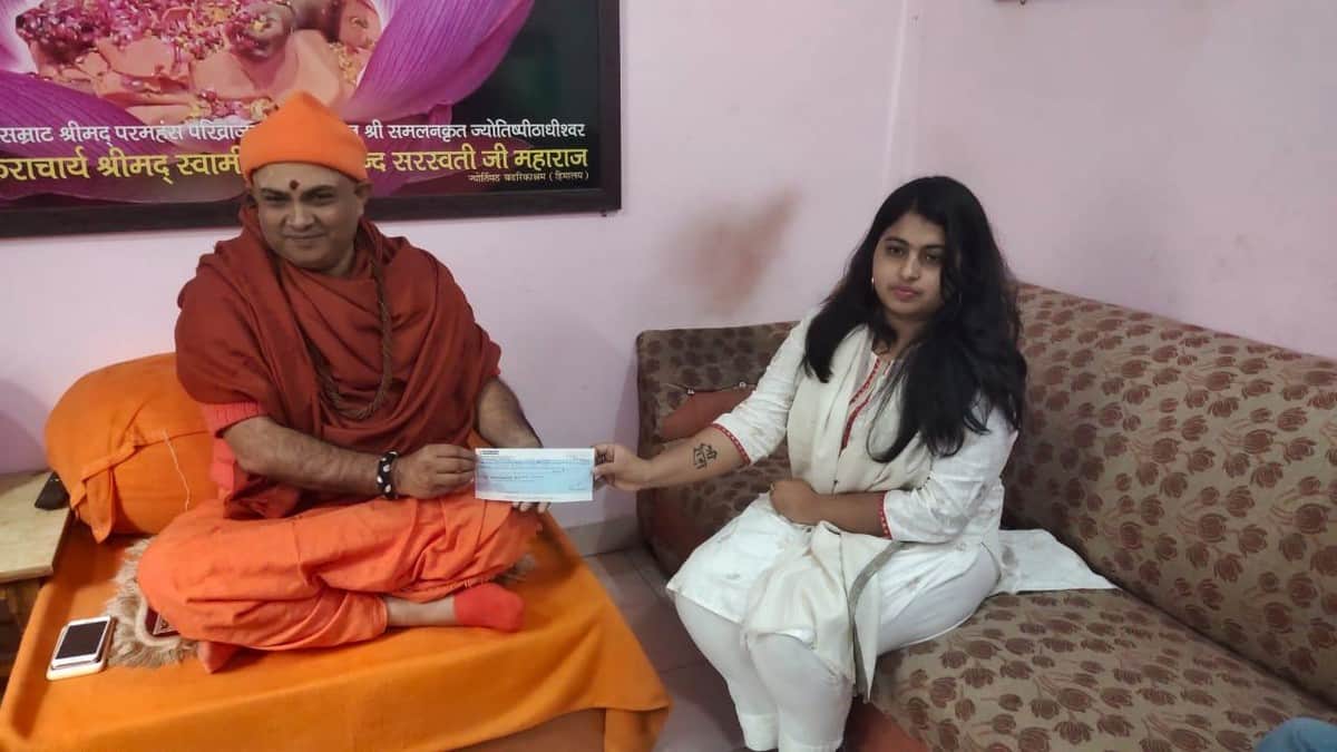 Ram mandir nirman Donation: kashi Muslim girl has written shree ram on her hand during Bhoomi Poojan will visit after construction