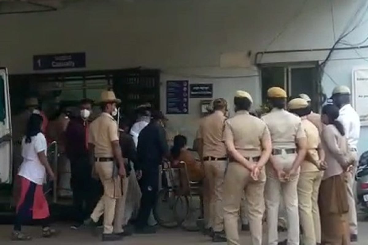 Sasikala complains of fever and taken to Bowring and Lady Curzon Hospital from Central Jail in Bengaluru