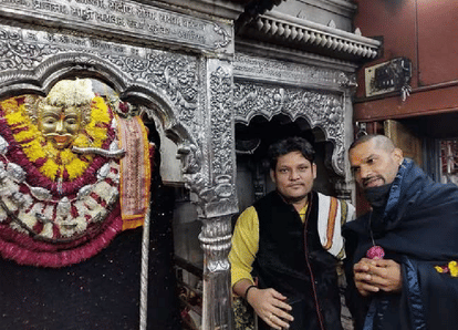 शिखर धवन ने काशी विश्वनाथ के दरबार में लगाई हाजिरी।