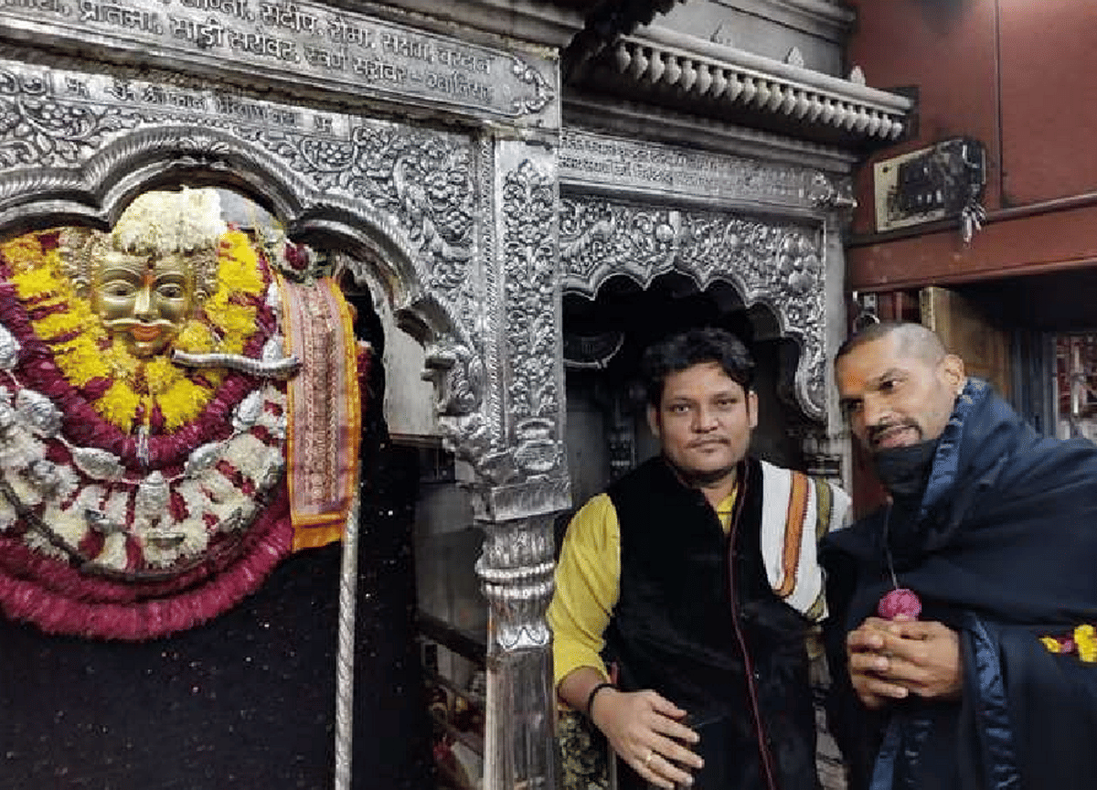 Indian batsman Shikhar Dhawan worshiped kashi Vishwanath mandir in varanasi