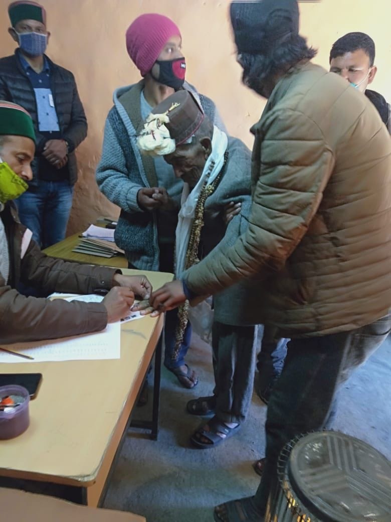 Centenaries and youths voted on the message of strong democracy  in Rampur