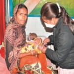 शाहजहांपुर के एनआरसी सेंटर में कुपोषित बच्चे अशिंका को सुई लगाती नर्स।