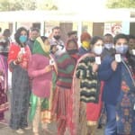वोट देने के लिए लाइन में खड़े लोग (फाइल फोटो)