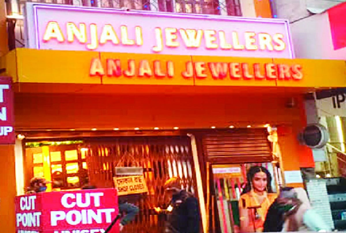 Delhi news: jewelry of Crores stolen from a showroom