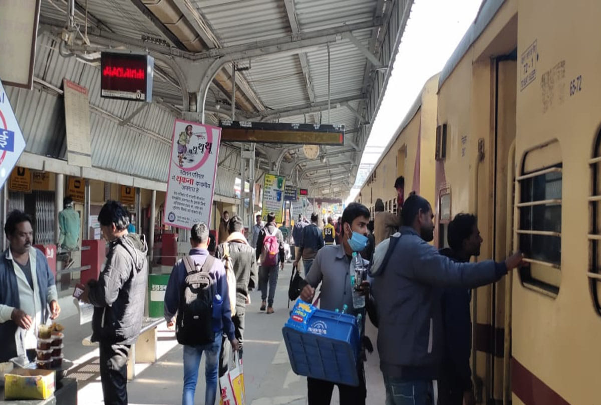 Rampage at the station due to absence of coach indication in jalaun