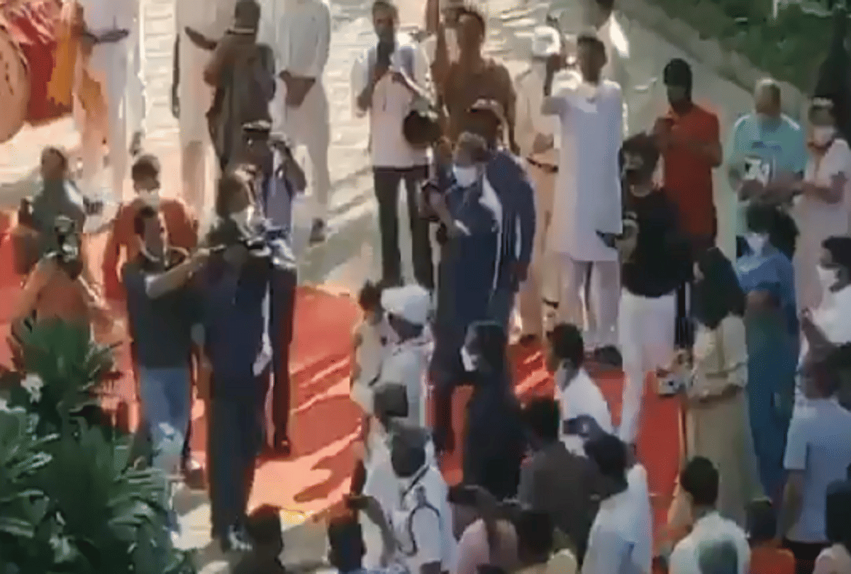 Ajinkya Rahane received a grand welcome with Flower petals, red carpet, dhols and shehnais after reaching home