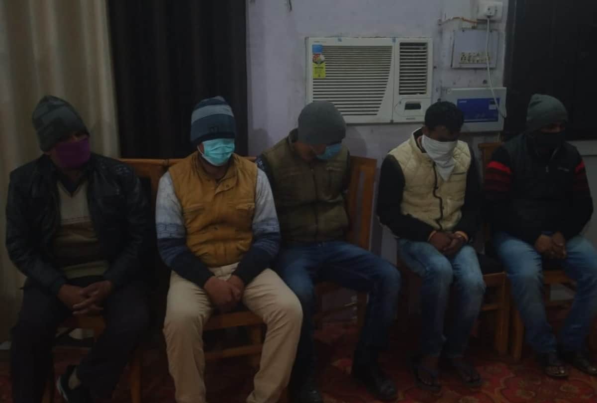 Policeman looted 30 lakh due to greed after Notice to reach gold worth 80 lakhs from Nepal