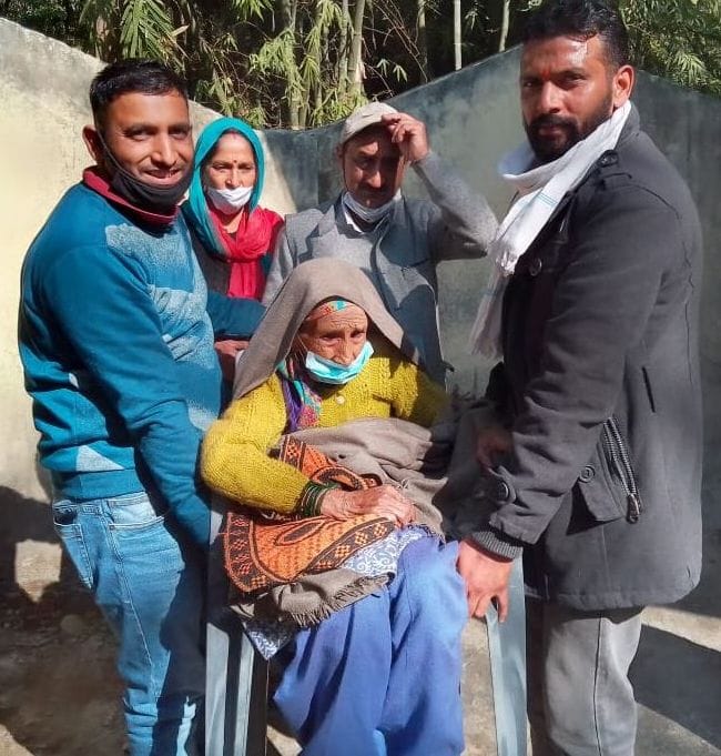 Senior citizens, handycapped reached to give vote with the help of family in mandi