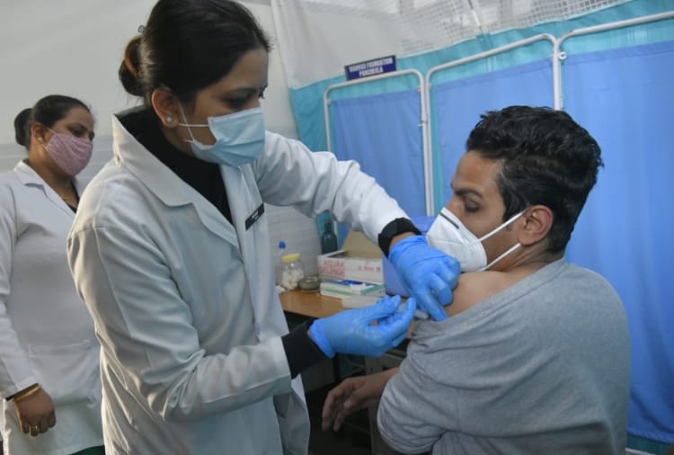 Third session of corona vaccination started in Chandigarh