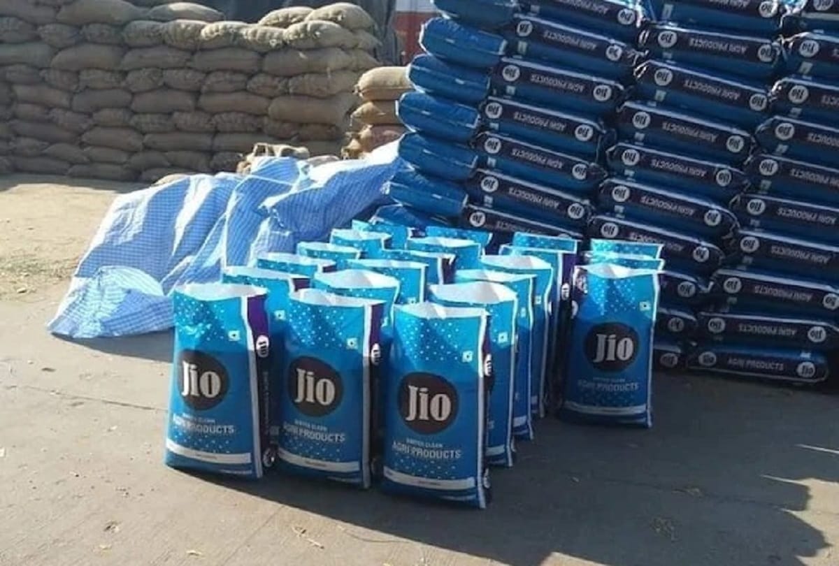 company sell flour by using name jio logo surat police arrested four people in this matter
