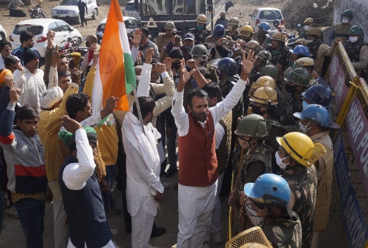 Kisan Andolan: Farmers reached at residence of Minister Anoop Dhanak in Hisar