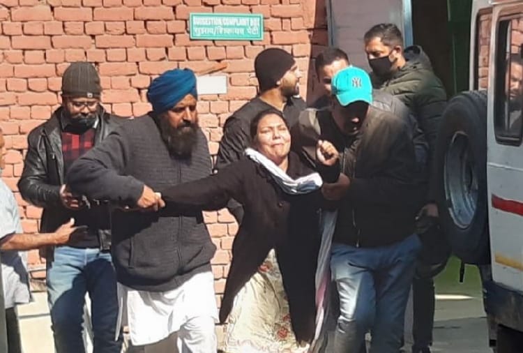 Kisan Andolan: Wife weeping when she seeing dead body of farmer husband