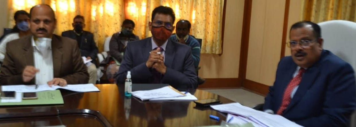 teekaakaran mein dhilaee par roken vetan : kamishnar
