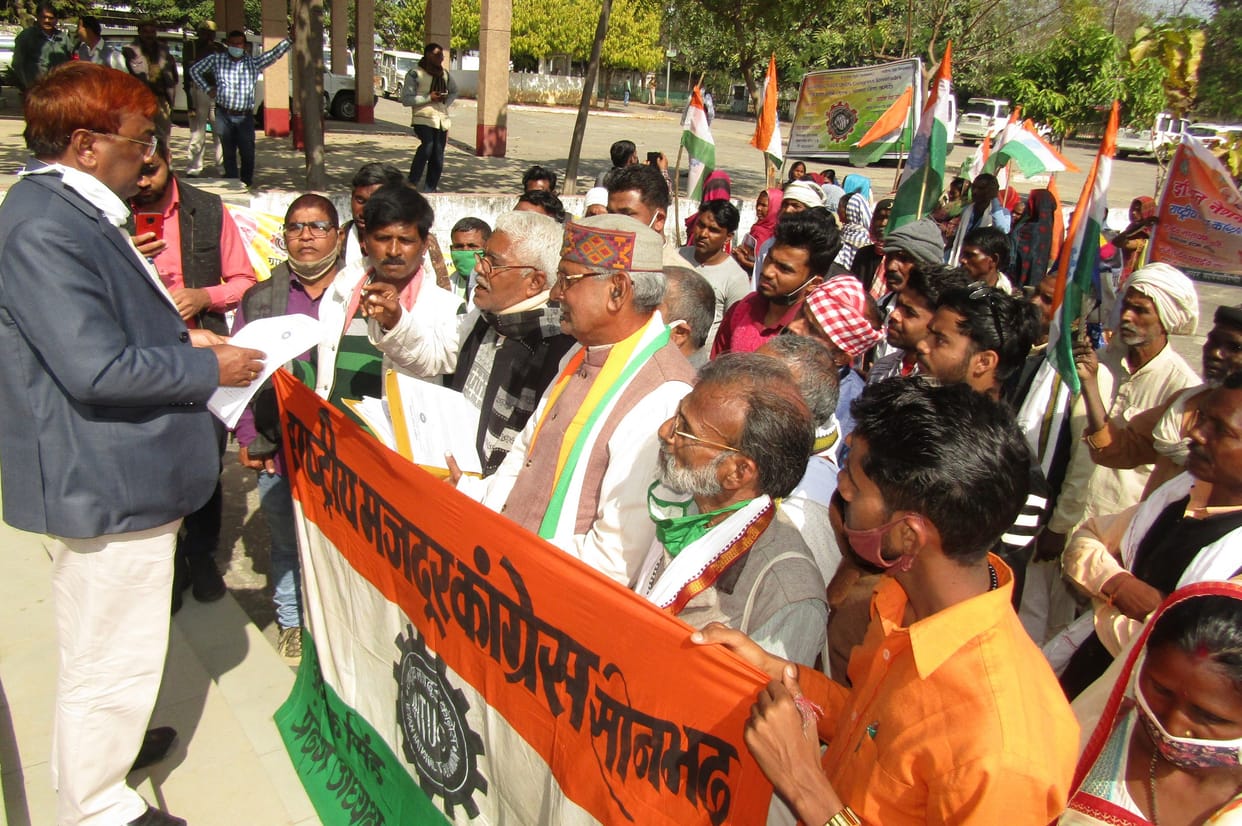 Villagers protest for construction of bridge over Renuka river