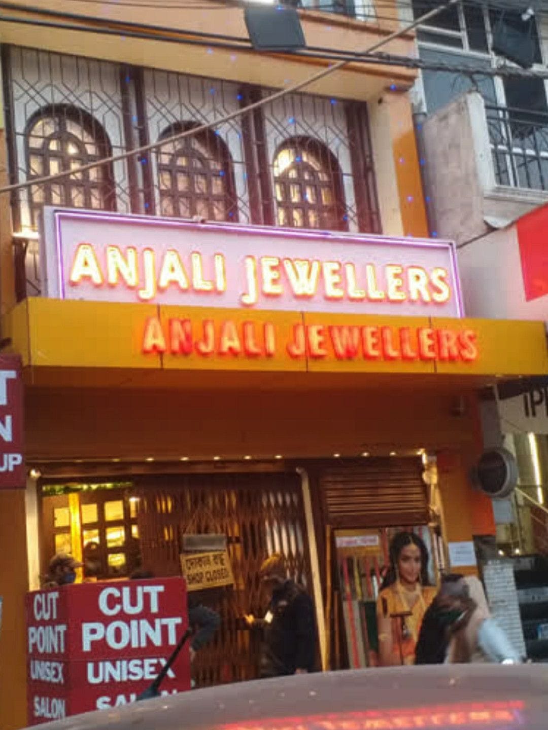Jewelry worth millions stolen from kalkaji jewelery showroom