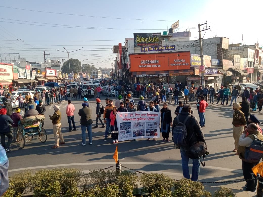 Unemployed teachers jammed Fountain Chowk in patiala