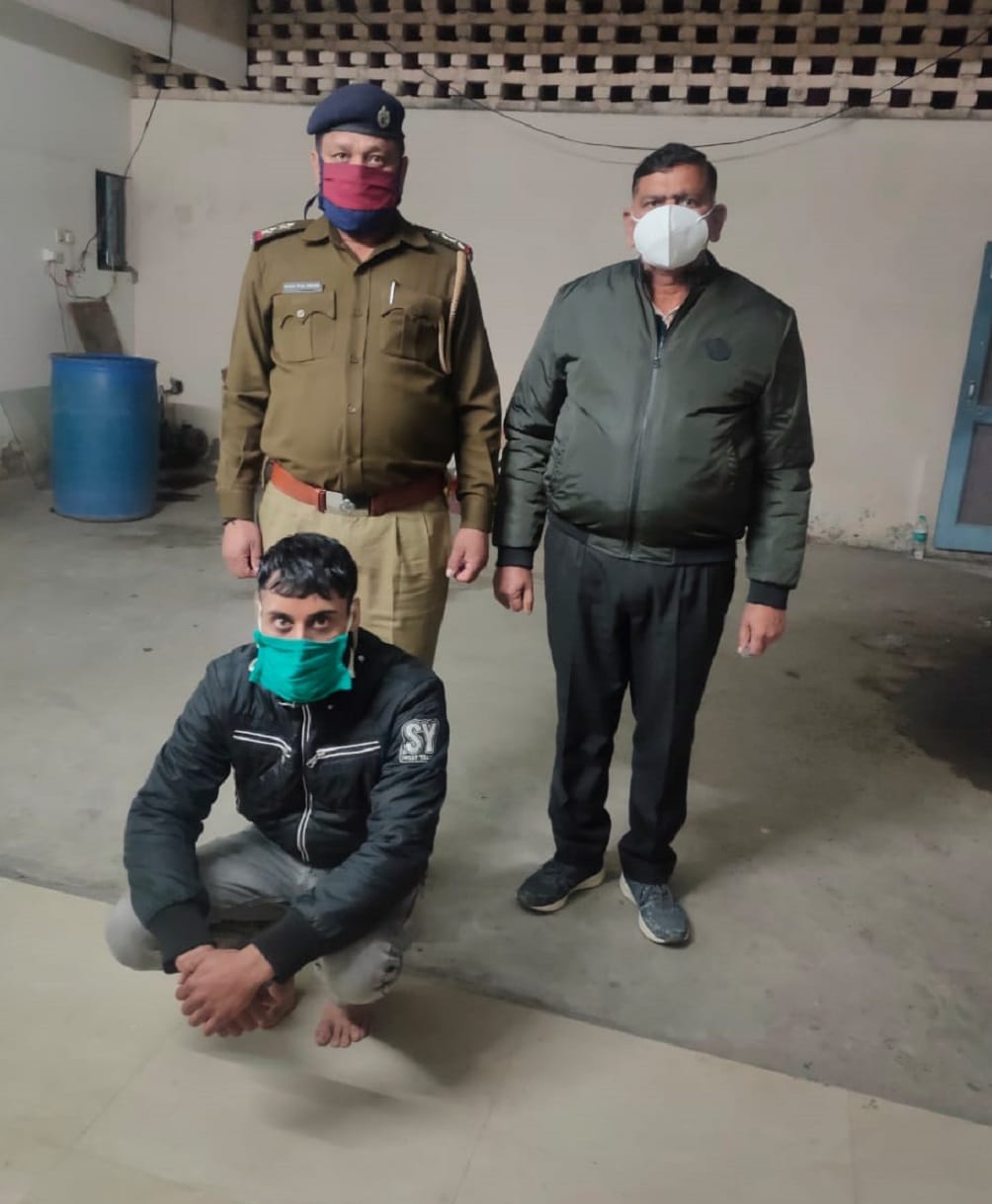 22 thousand 200 rupees robbed from petrol pump workers