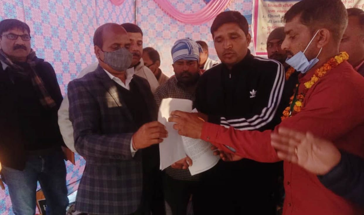 The hunger strike of the weighing clerks in Charathaval ends