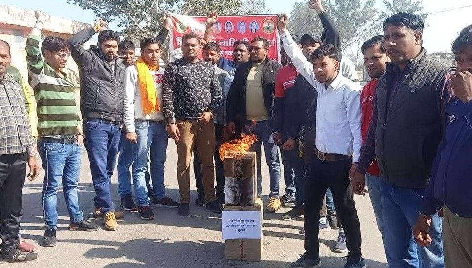 Hathras: Hindu Yuva Vahini opposes film Tandava, burns posters