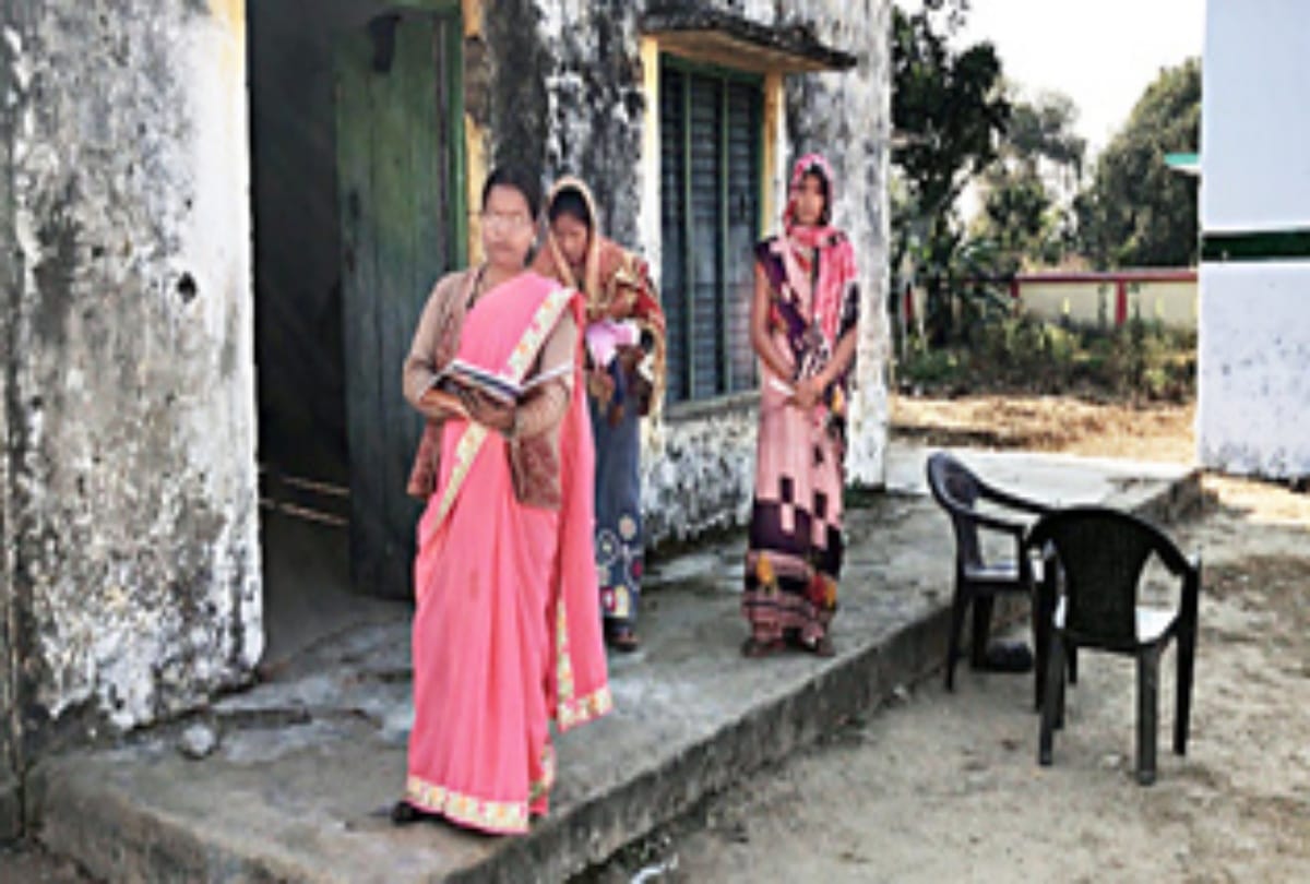 समूह की महिलाओं के साथ कठकुइयां गांव की आंगनबाड़ी कार्यकत्री अखिलेश कुमारी