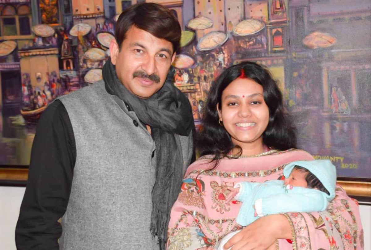Bhojpuri actor Manoj Tiwari sang Rinkiya Ke Papa song  in family function, watch this video