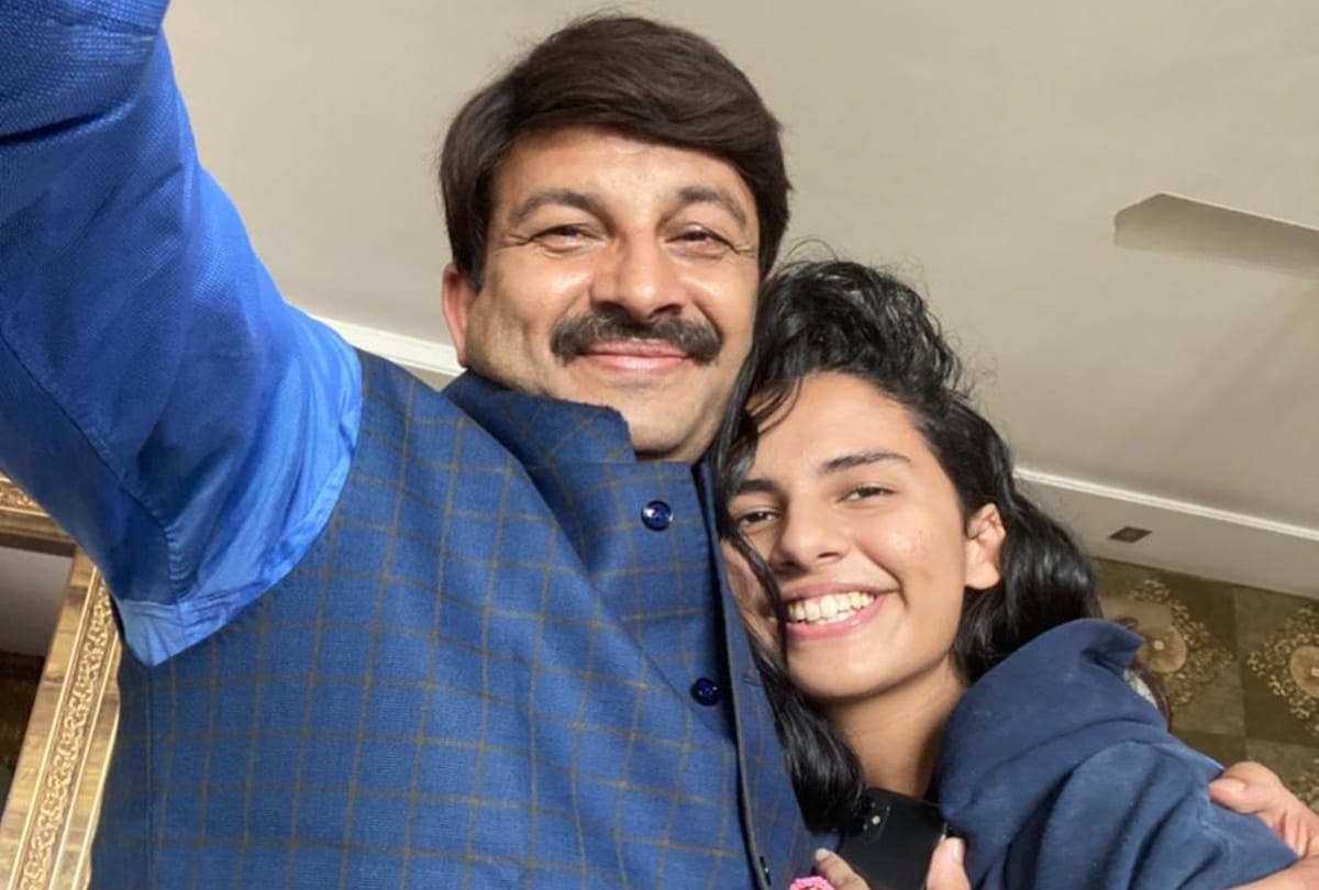 Bhojpuri actor Manoj Tiwari sang Rinkiya Ke Papa song  in family function, watch this video