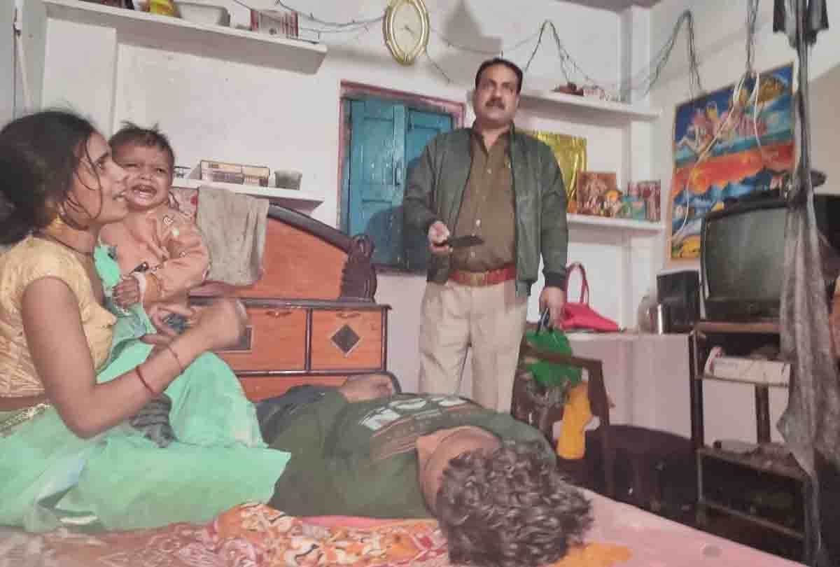Kanpur: Husband quarrels with wife after drinking alcohol and then hanged, wife save him