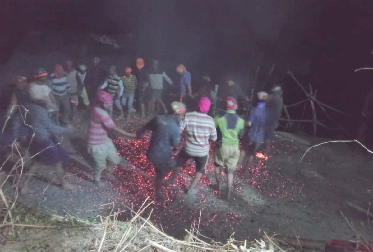 Himachal News: Villagers dance on the fire with bare feet in Kullu