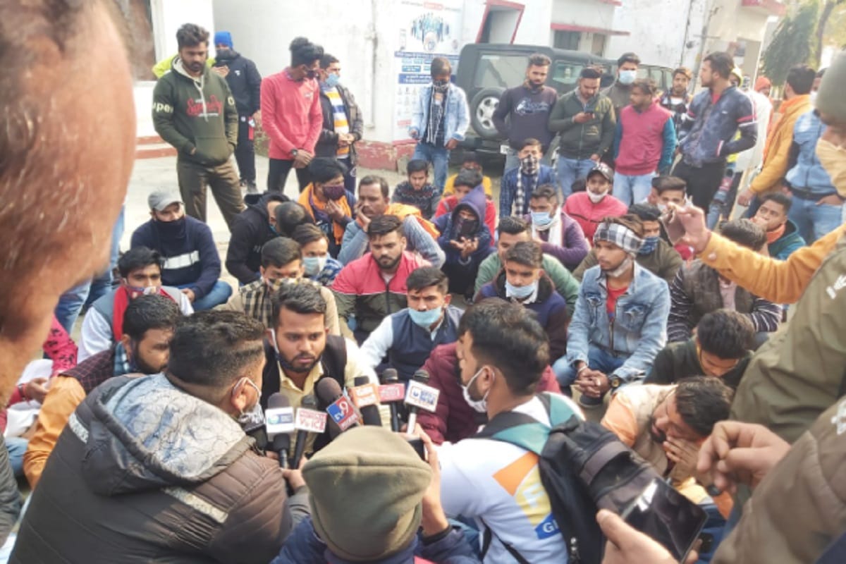 Activists of Hindu organization has protest in the police station in Saharanpur
