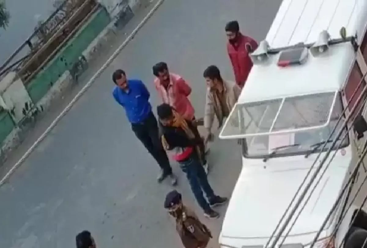 biker collided in Shahdol traffic police vehicle constable asked for five thousand rupees slapped on the refusal