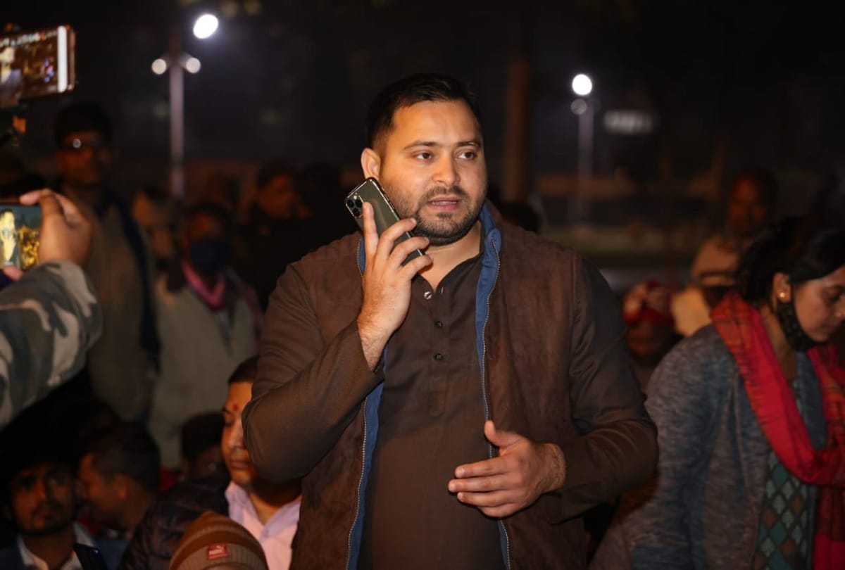 tejashwi yadav tell patna dm chandrashekhar singh his identity then what he replied here you know
