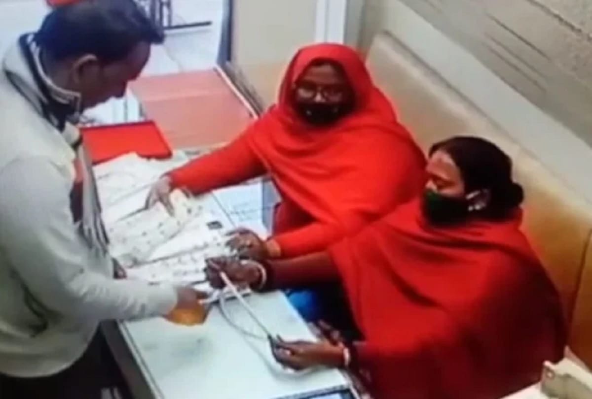 two women accused of theft in ghaziabad jwellery shop incident recorded in CCTV camera