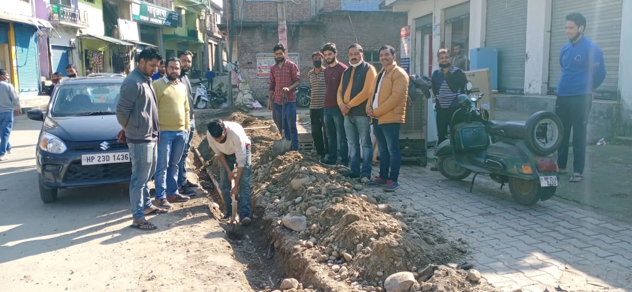 Work of laying sewerage line in old bus stand of Ghumarwin started
