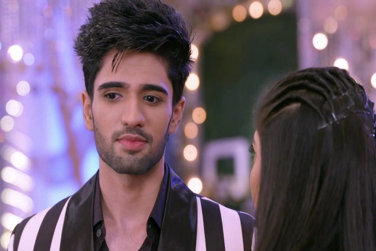 Zeeshan Khan announces relationship with Reyhna Pandit with a kiss