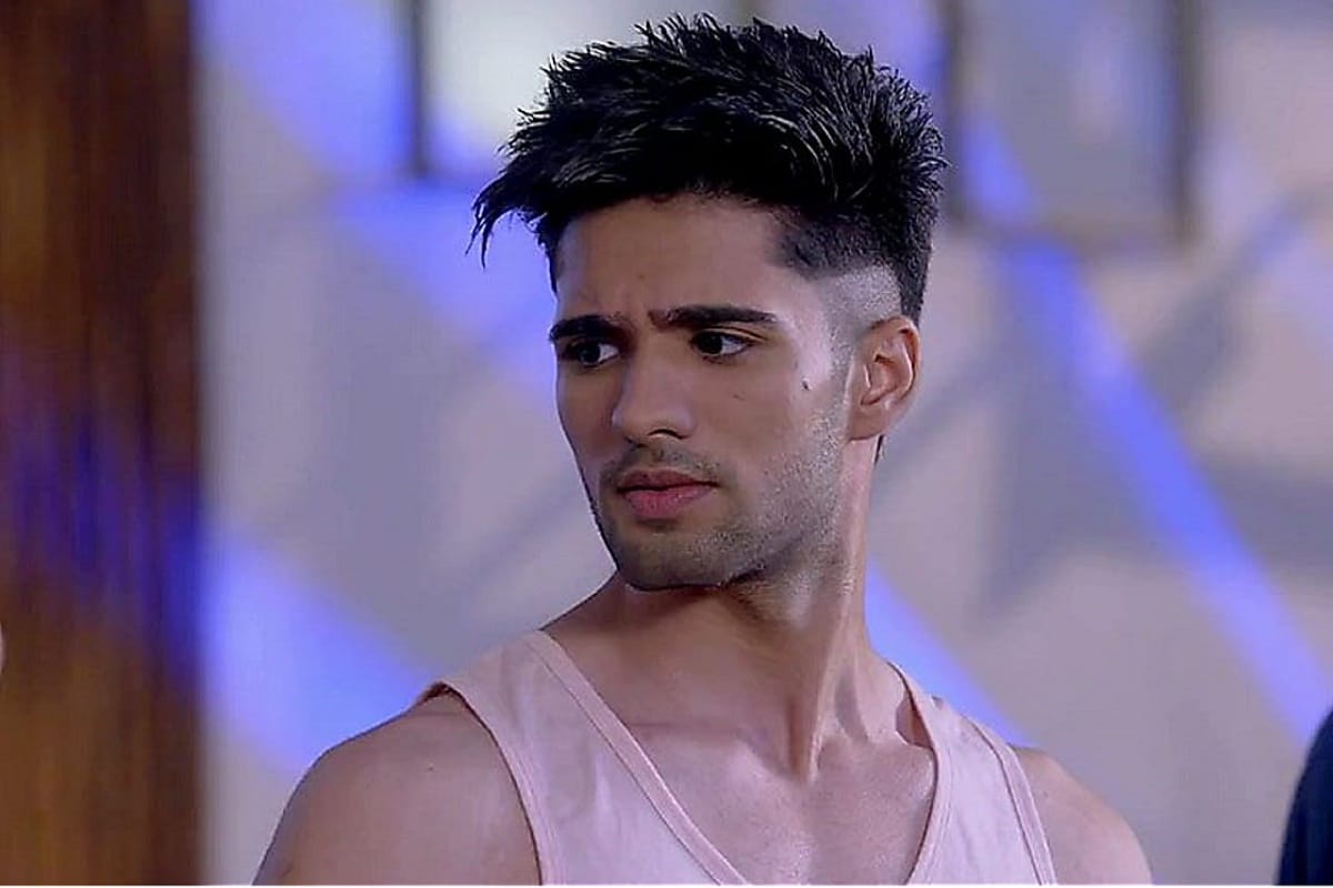 Zeeshan Khan announces relationship with Reyhna Pandit with a kiss