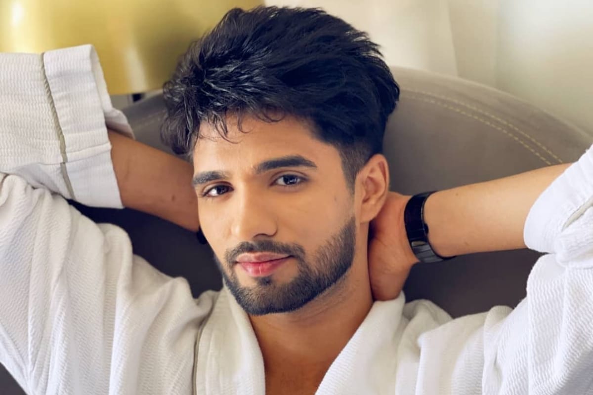 Bigg boss ott  after eviction zeeshan khan share injury photo after fighting with pratik sahejpal users demand justice