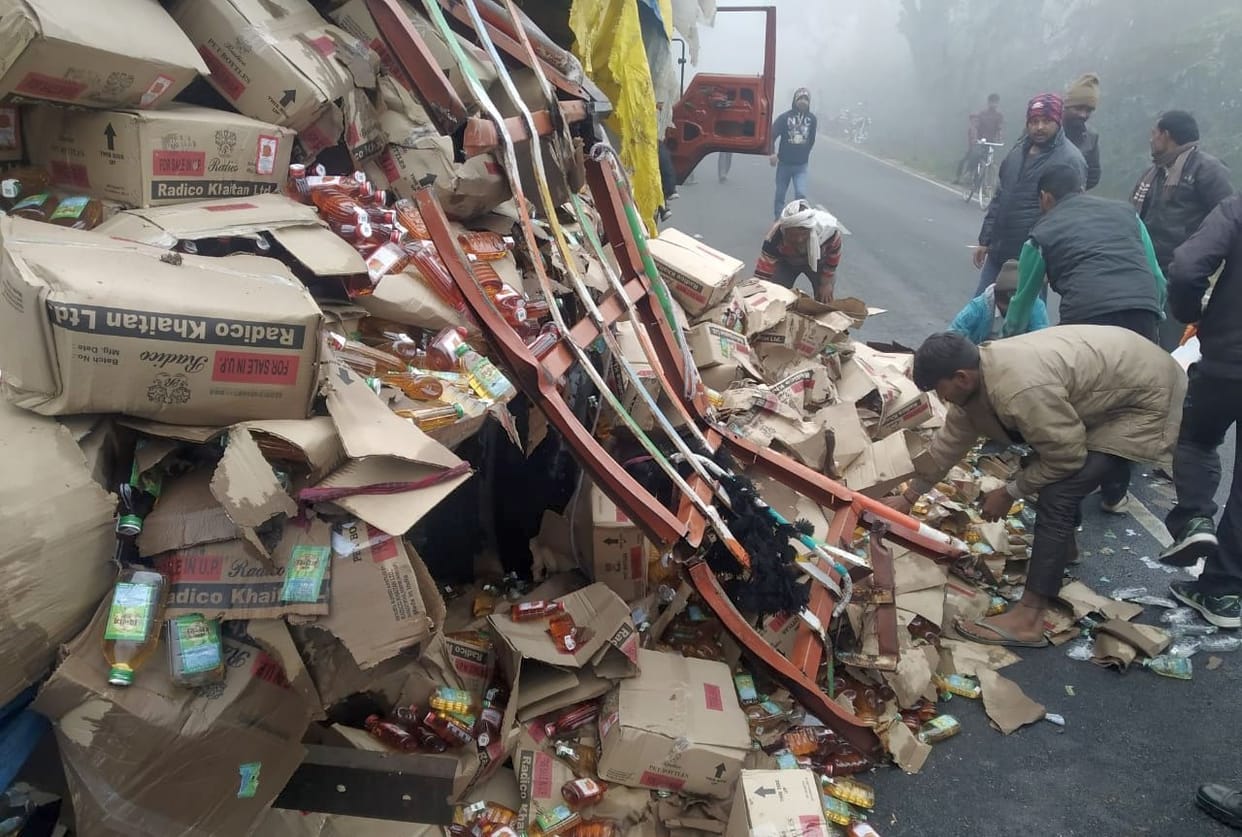 Liquor-laden DCM overturned, villagers looted liquor boxes
