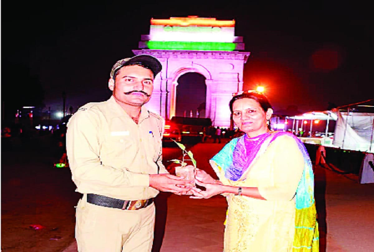 Delhi news: A plant gifts to people who throw bottles on the road