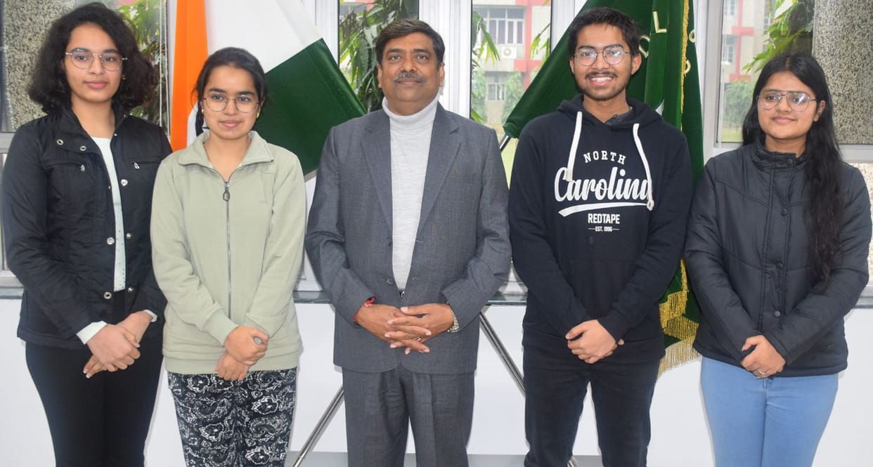 four student will get prize on 26