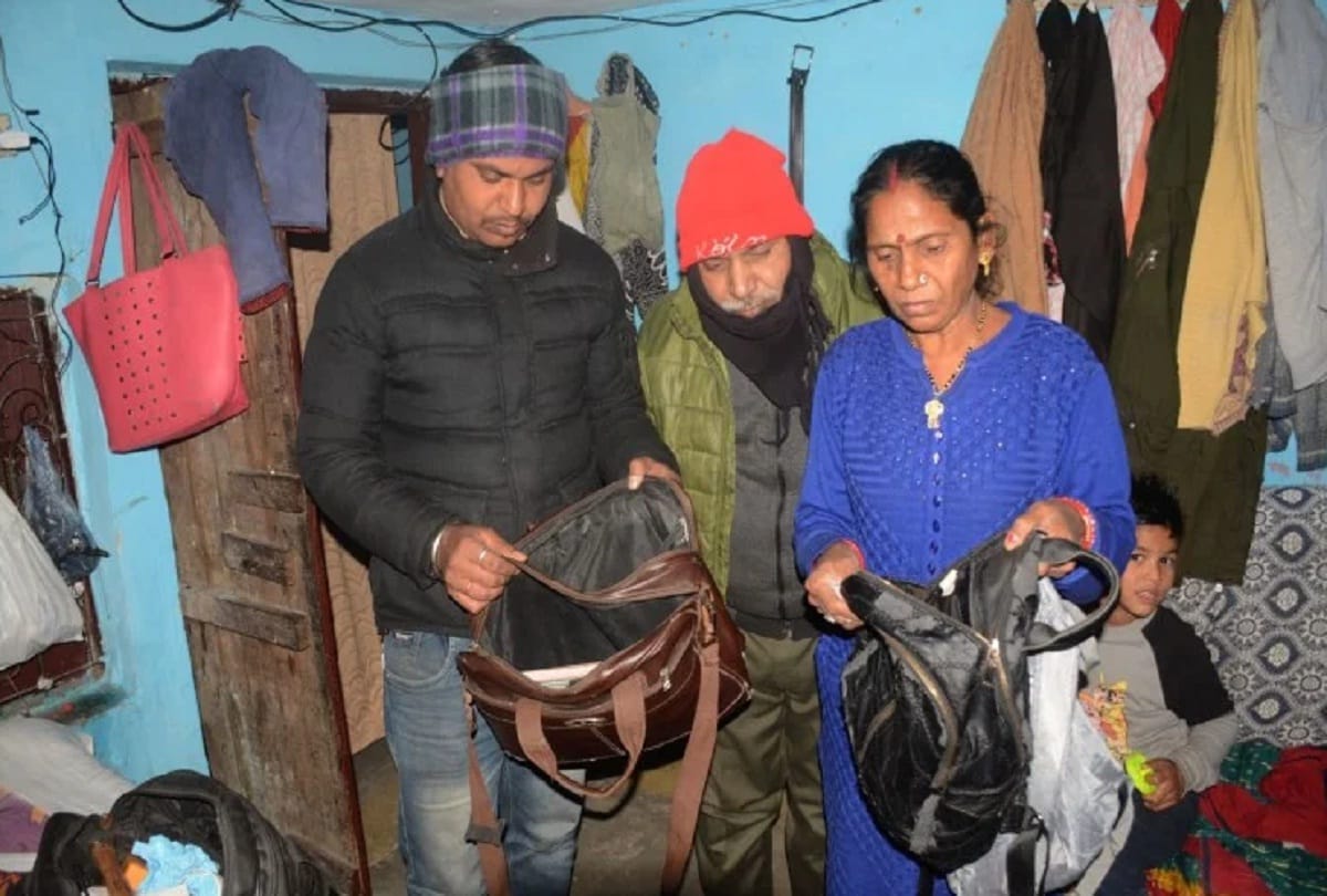 Family kept sleeping and thieves took cash mobile